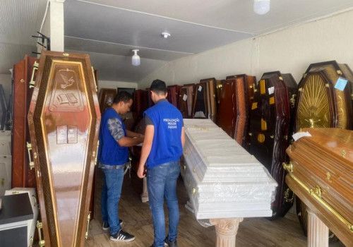 Procon Alagoas faz pesquisa de preços com produtos e serviços mais procurados no dia de Finados