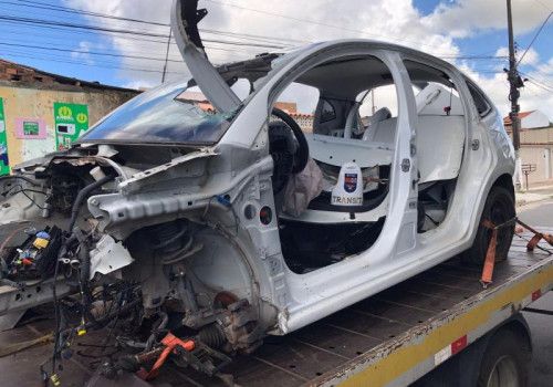 PM e PC apreendem veículo com queixa de roubo durante a Operação Desmontar