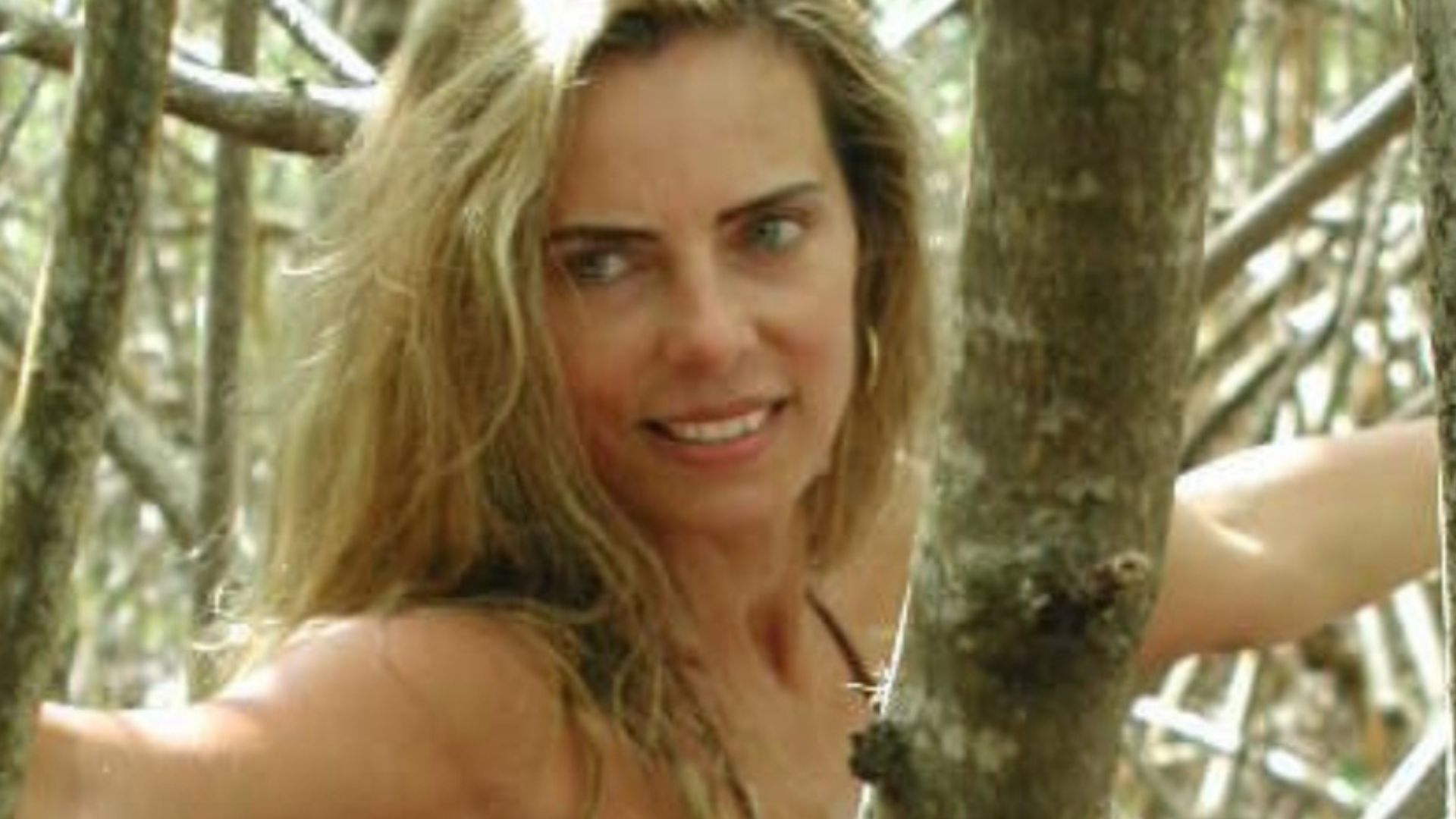 Bruna Lombardi relembra ensaio de biquíni e reflete