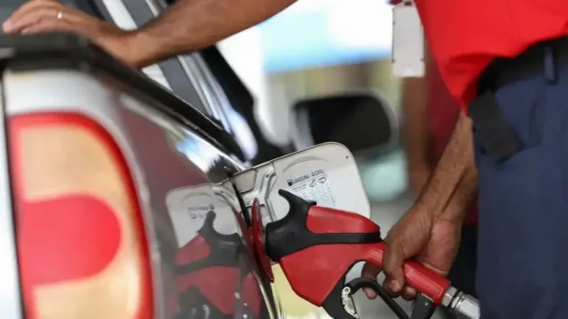 ANP notificará Petrobras para ofertar ‘imediatamente’ volumes de diesel e gasolina de leilões cancelados