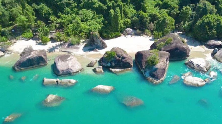 No frio? Conheça a praia brasileira com mar quente o ano todo