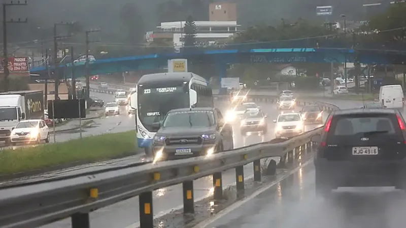 Frente fria leva tempestades e granizo ao centro-sul do país