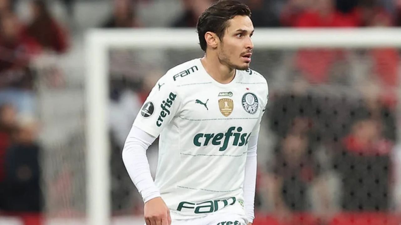 Raphael Veiga tem constatada uma entorse no tornozelo direito e vira desfalque no Palmeiras