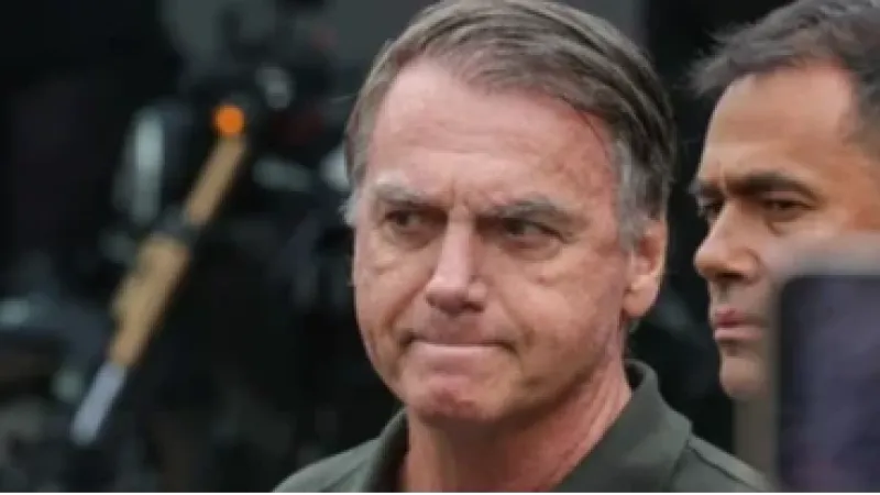 Bolsonaro pede autorização ao STF para receber Tarcísio e irmão de Michelle na prisão