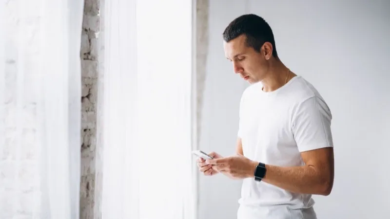 Uso prolongado do celular pode sobrecarregar o pescoço e levar a dores crônicas