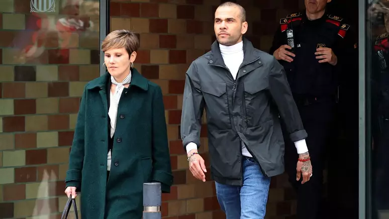 Daniel Alves paga fiança e deixa prisão na Espanha: entenda o caso