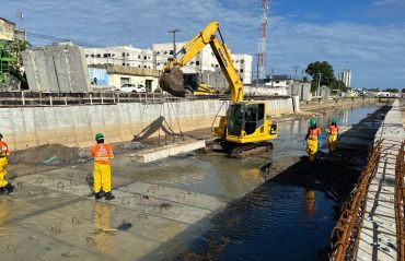 Obras de canalização do Riacho Salgadinho avançam com colocação de placas de concreto