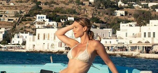 Mariana Ximenes exibe biquíni e ostenta corpo sarado