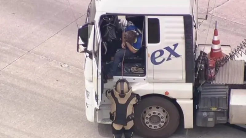 Quem é o motorista de carreta amarrado a falso explosivo no Rodoanel