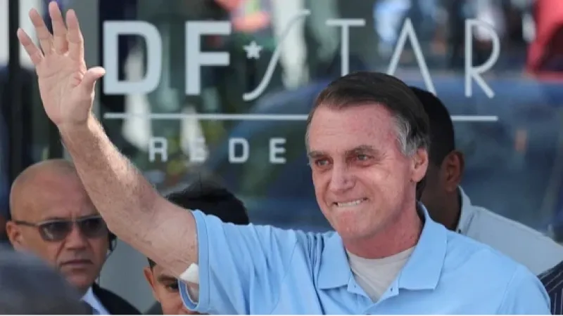 Bolsonaro tem melhora na função renal, mas equipe médica amplia antibióticos