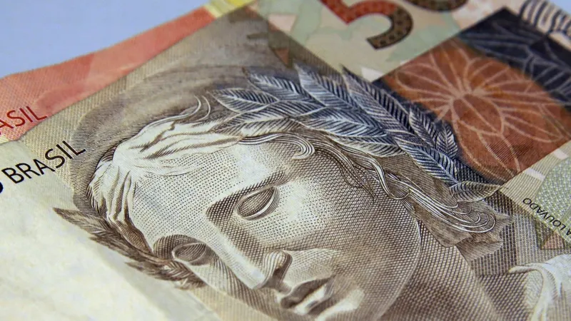 Brasileiros retiram R$ 10,5 bilhões da poupança em agosto