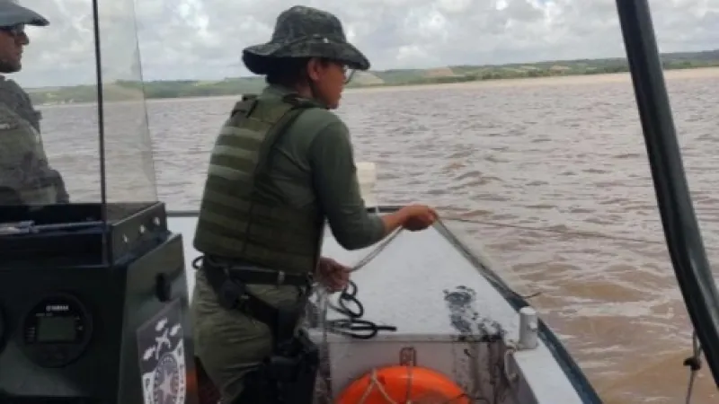 Polícia Militar apreende quase um quilômetro de redes de pesca irregular na Lagoa Mundaú