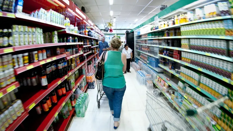 Produção industrial cai 0,6% de julho para agosto, diz IBGE