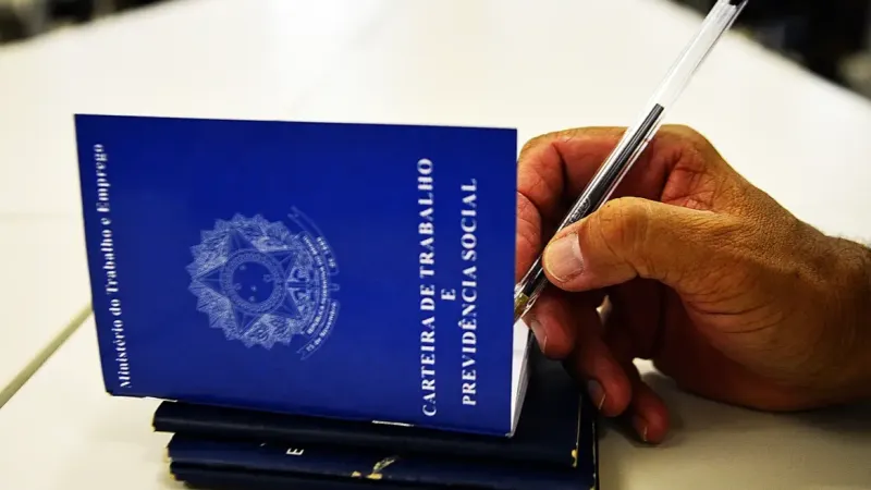 Taxa de desemprego em agosto fica em 5,6% e repete recorde de mínima