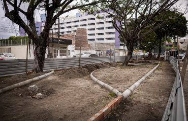 Prefeitura revitaliza canteiro para criar espaço de convivência na Pajuçara