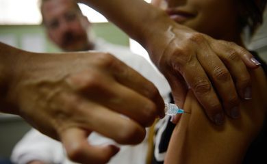 Prevenível por vacina, HPV é a infecção mais associada ao câncer