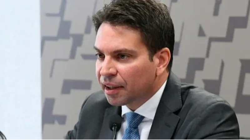Alexandre Ramagem aparece ‘sob custódia’ em site oficial do ICE