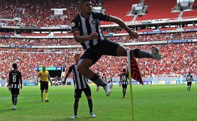 Botafogo vence Flamengo, quebra tabu e sobe na tabela