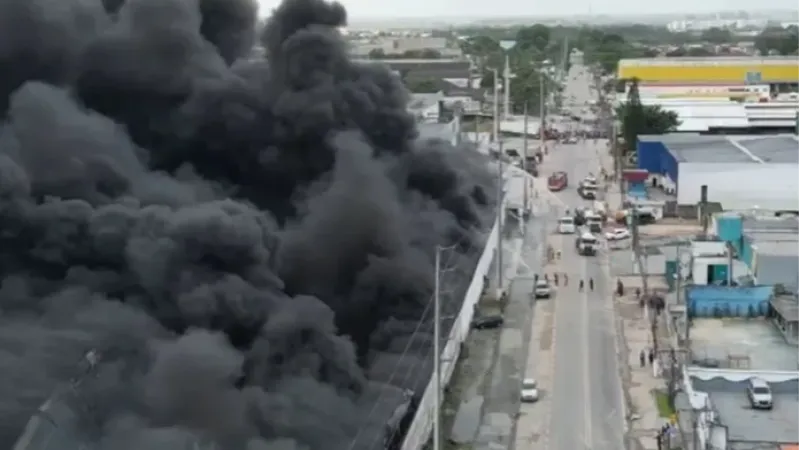 Incêndio de grandes proporções atinge instalações do Grupo Ultra em Maceió