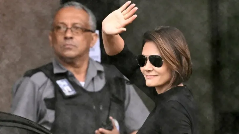 Michelle visita Bolsonaro na sede da PF após autorização de Moraes