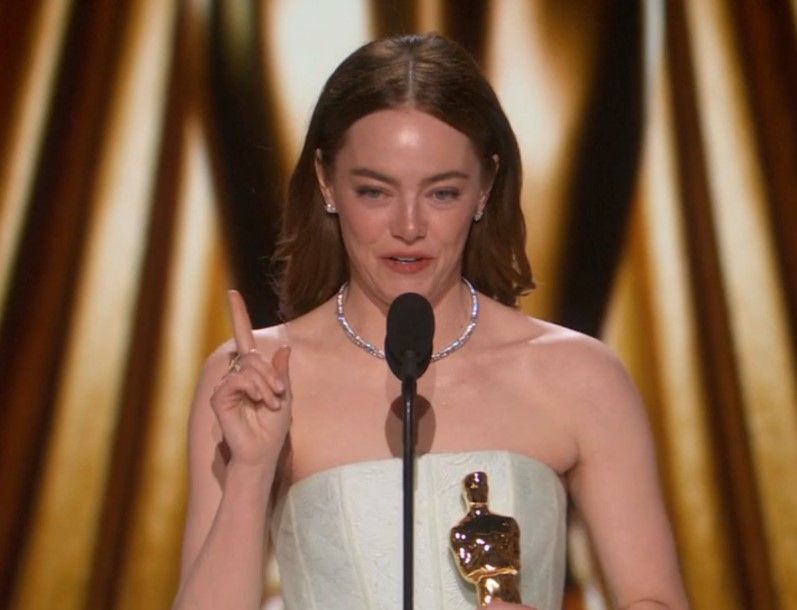 Emma Stone vence como melhor atriz por ‘Pobres Criaturas’