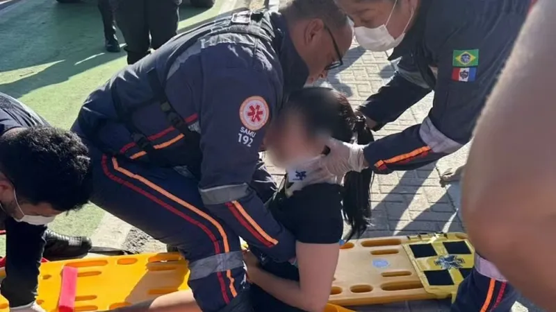 Mulher é atropelada por carro que invadiu faixa verde na orla da Ponta Verde