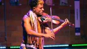 Mafê estreia "Encantaria Brincante", espetáculo que transforma memórias de infância em circo musicado