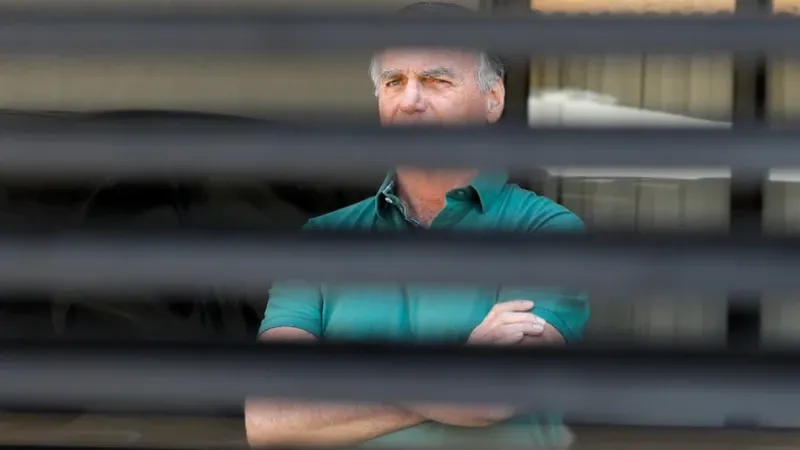 Bolsonaro permanecerá preso em regime fechado até 2033, diz Justiça