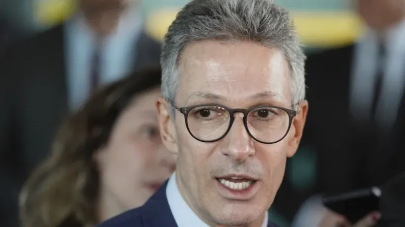 Zema protocola pedido de impeachment contra Moraes por troca de mensagens com Vorcaro