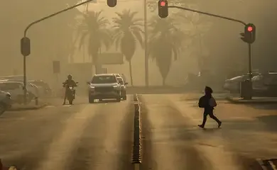 Incêndio no Parque de Brasília entra no 3º dia; fumaça se espalha
