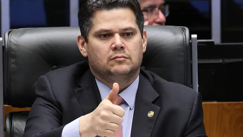 Alcolumbre sugere “melhorar” 6x1 e quer passar PEC por comissões