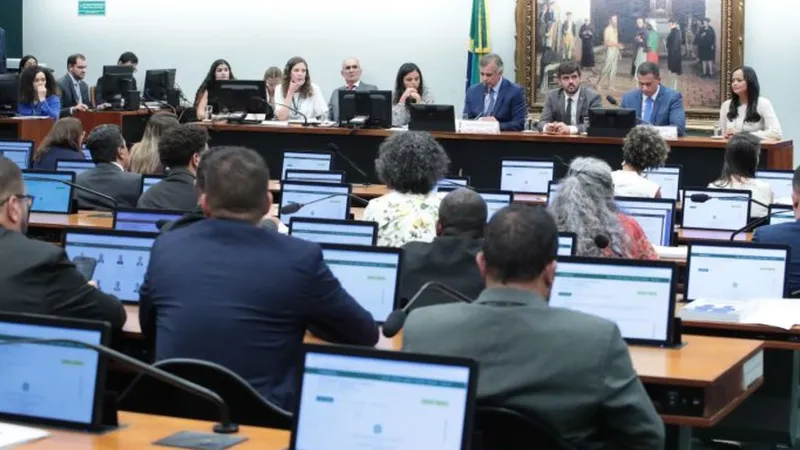 Deputados votam redução da maioridade penal em comissão