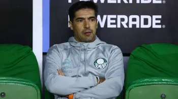 Abel Ferreira, do Palmeiras, é suspenso por dois jogos após gesto obsceno
