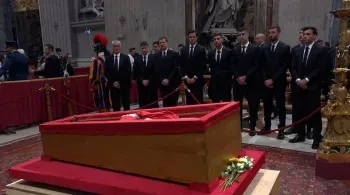 Jogadores da Roma prestam homenagem ao papa Francisco, no Vaticano