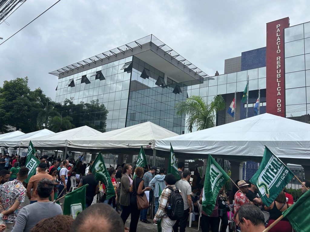 Trabalhadoras/es da educação iniciam vigília em frente à sede do governo por negociação com Paulo Dantas