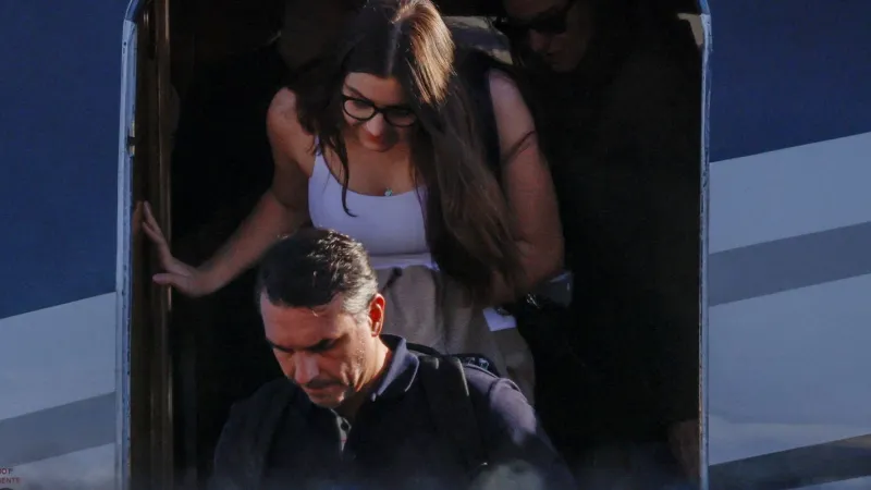 Aeronave com Flávio Bolsonaro e família pousa nos Estados Unidos