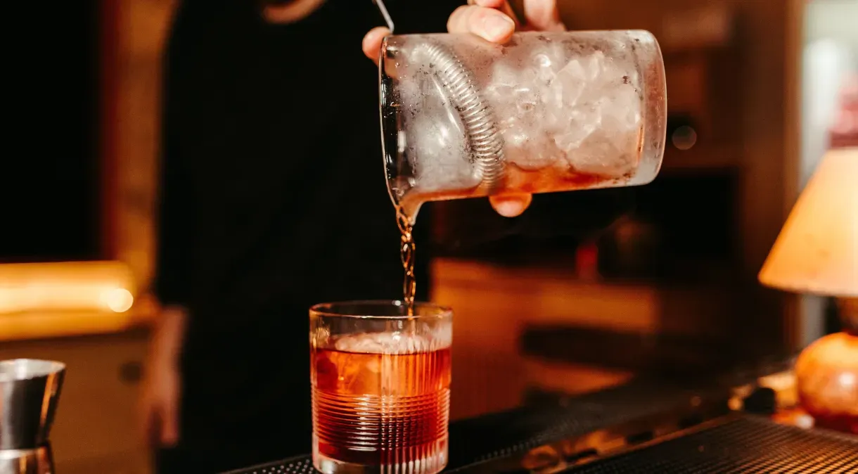 Misturar álcool com energético faz mal? Entenda os riscos