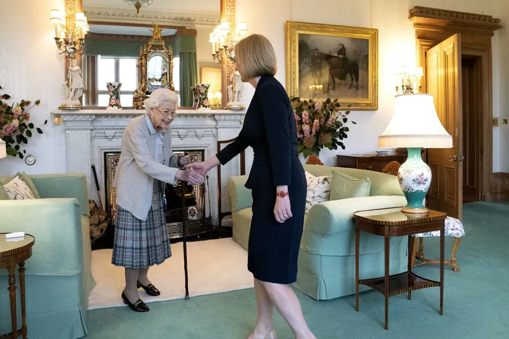 Liz Truss é empossada primeira-ministra pela rainha