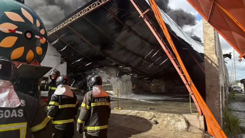 Incêndio atinge fábrica de descartáveis no Distrito Industrial em Maceió