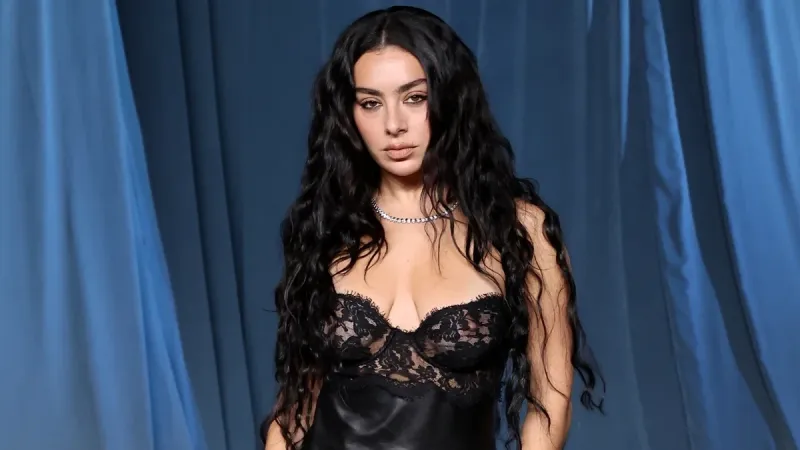 Intenso e sofisticado, vestido de renda preta é tendência em Hollywood