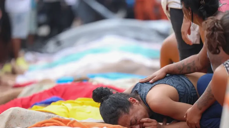 Moradores retiram cerca de 60 corpos em área de mata após operação