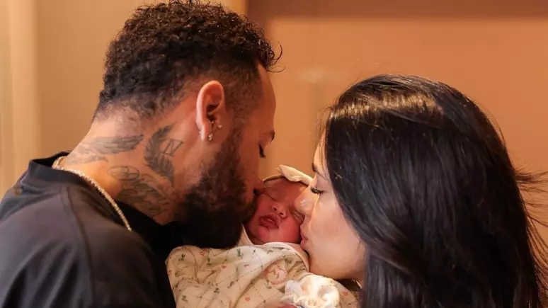 Neymar Jr. e Bruna Biancardi postam foto com Mavie: 'Seja bem-vinda, filha!'