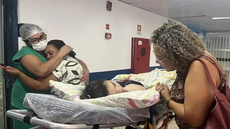 Adolescente atropelada na véspera de Natal recebe alta após mais de 1 ano internada em Maceió