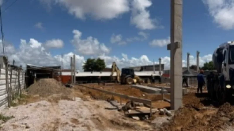 Prefeitura inicia fixação dos pilares do novo mercado público do Jacintinho