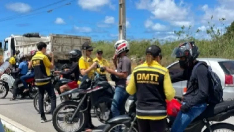 DMTT realiza ação educativa com motociclistas na Av. Rota do Mar