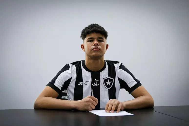 Bruninho, filho do ex-goleiro Bruno com Eliza Samúdio, é contratado pelo Botafogo