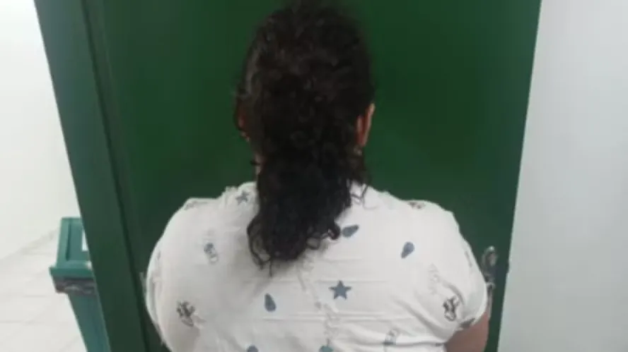 Mulher de 37 anos é presa após se passar por adolescente de 12 anos; farsa durou mais de um ano