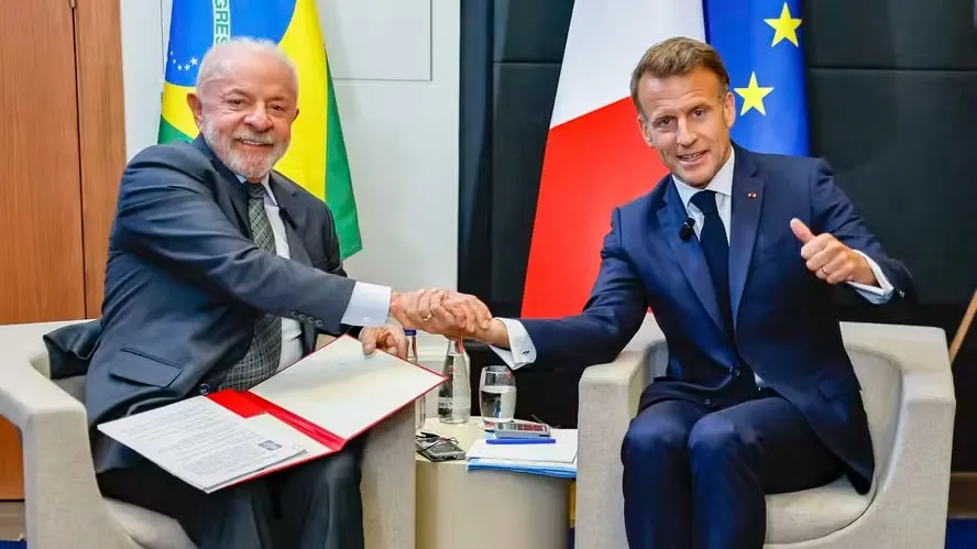 Lula reforça defesa do multilateralismo em reunião com Macron no G7
