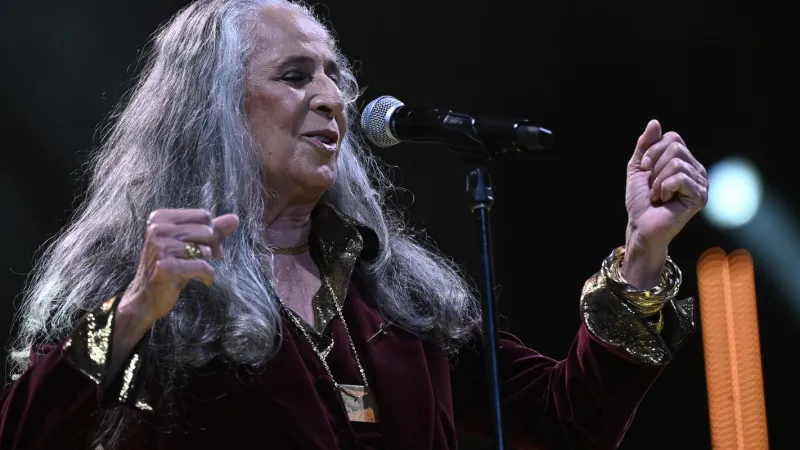 Maria Bethânia chega aos 80 anos como referência da música brasileira