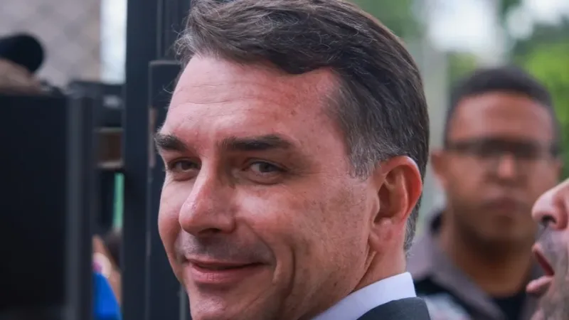 Pré-candidato, Flávio Bolsonaro aposta em “campanha” internacional